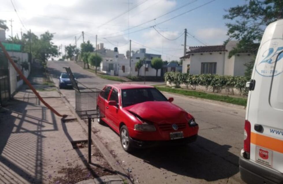 Dos automovilistas heridos tras chocar con un poste de alumbrado público