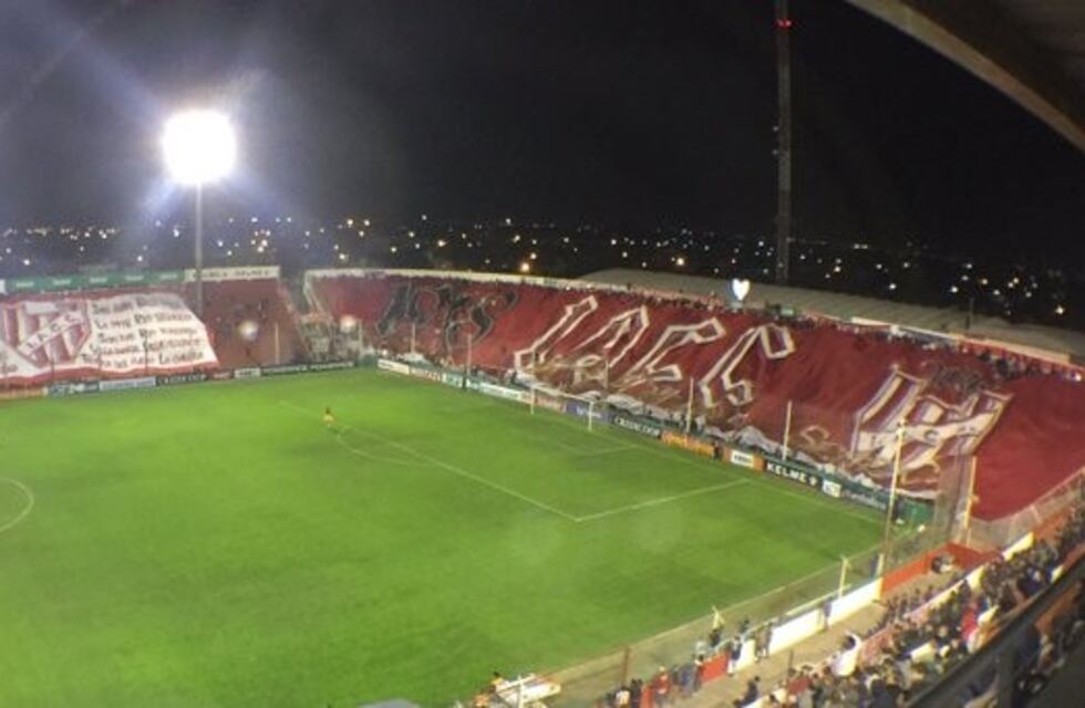 Los telones de la hinchada de Instituto y el pedido del vicepresidente Juan Manuel Cavagliatto