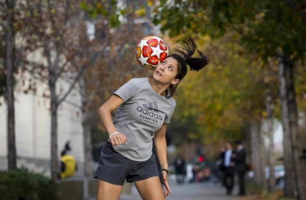 Quién es Cata Vega, la joven chilena que revoluciona Tik Tok con su habilidad para el "Freestyle Football"