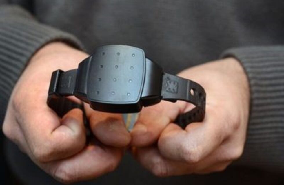 Estaba con prisión domiciliaria por un homicidio, cortó la pulsera electrónica y su pareja lo denunció