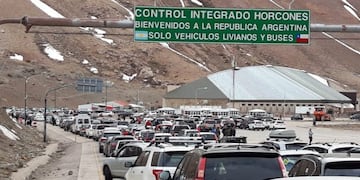La devaluacion y el fin de semana largo en el vecino país son las causas de la invasión de turistas\r\n\r\nSANTIAGO (CHILE), 15/09/2018\u002E- Fotografía de las hileras de automóviles que esperan para cruzar el paso fronterizo de Los Libertadores hoy, sábado 15 de septiembre de 2018, en Santiago (Chile)\u002E Un atasco de más de cinco kilómetros mantiene desde esta mañana colapsado el paso fronterizo de Los Libertadores, principal vía de comunicación terrestre entre Chile y Argentina, en el primer día festivo de celebración de las Fiestas Patrias chilenas\u002E EFE/STR mendoza colas de autos chilenos para cruzar a la Argentina frontera entre chile y argentina efecto dolar los chilenos cruzan para hacer compras