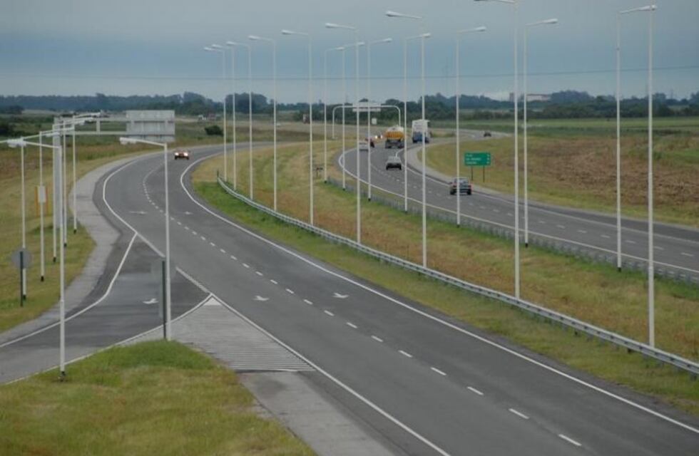 Autopista Rosario - Córdoba: paró a cambiar una rueda, lo golpearon en la cabeza y lo asaltaron