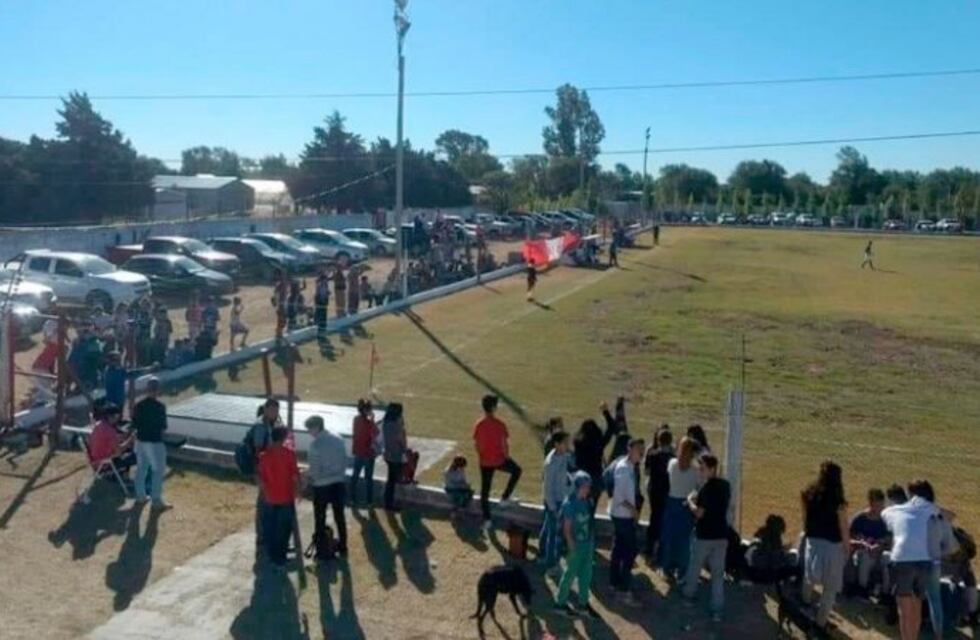 Insólito: un juez de línea dirigió alcoholizado un partido de la Liga Roca