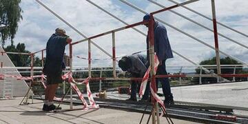 Adoquinan el puente peatonal \