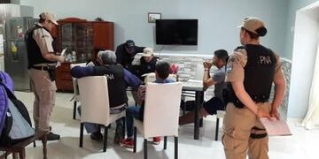 Efectivos de Prefectura junto a algunos de los detenidos\u002E (Diario Norte)\u002E