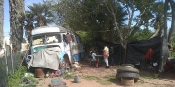 Colectivo abandonado donde vive una anciana en San Luis