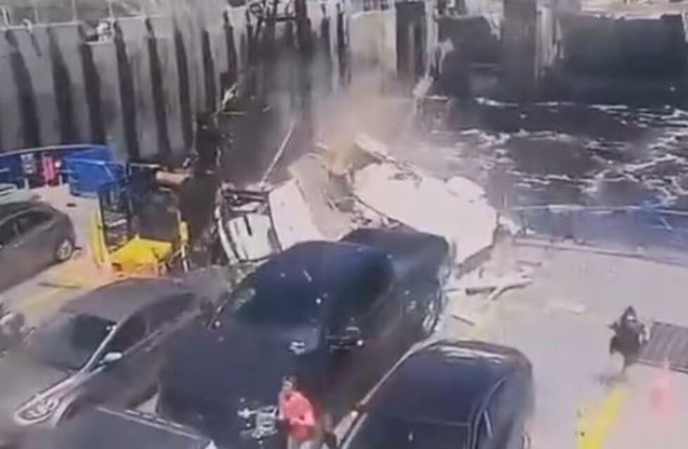 Un motorhome voló desde la ruta y se estrelló sobre un ferry en Canadá