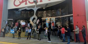 Manifestantes frente al Casino Gualeguaychú. Crédito: Máxima Online