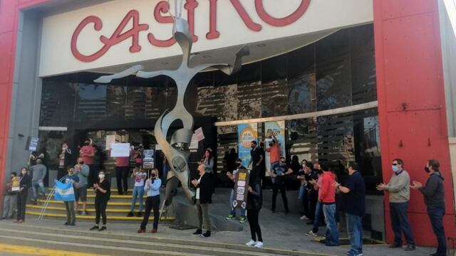 Manifestantes frente al Casino Gualeguaychú. Crédito: Máxima Online