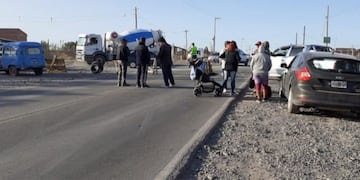 Vecinos de Neuquén cortan el tránsito por falta de agua