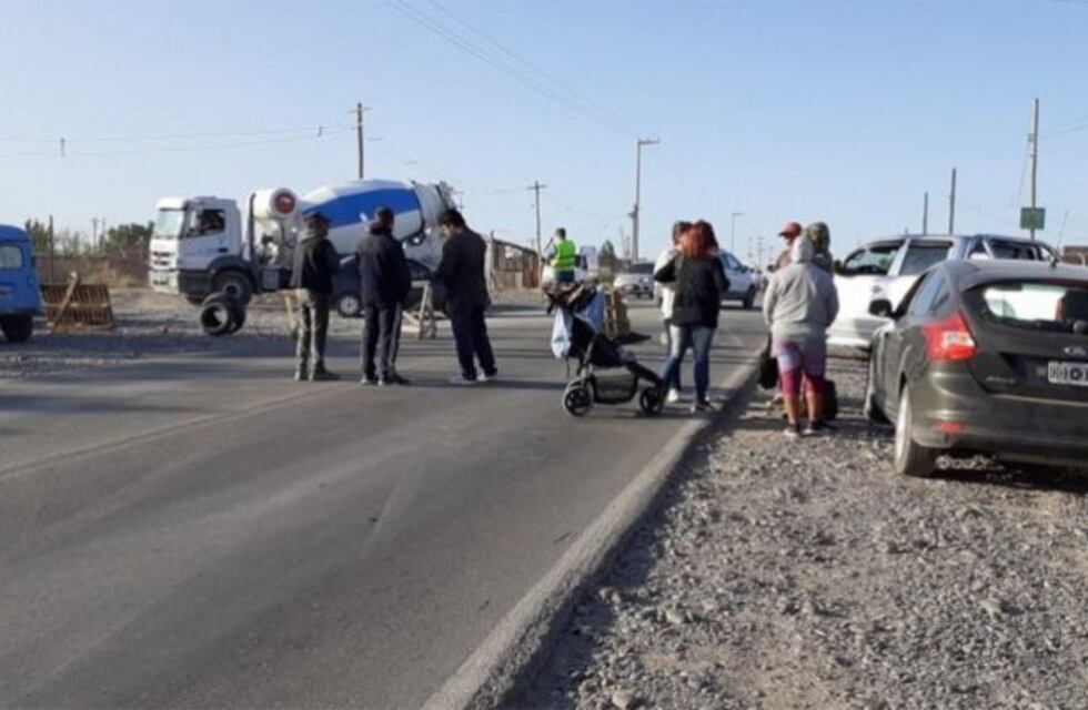 Vecinos de Neuquén cortan el tránsito por falta de agua