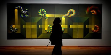 Mujer contempla el arte\u002E