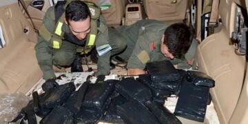 Los estupefacientes, cocaína y marihuana, escondidos en el piso de un Mercedes Benz\u002E (MisionesOnline)
