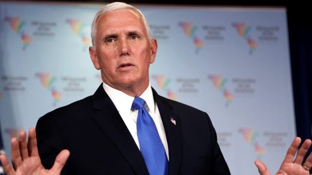 El vicepresidente de Estados Unidos Mike Pence llamó por teléfono a quien será su sucesora. Foto de archivo: 14-04-2018. (AP Photo/Karel Navarro)