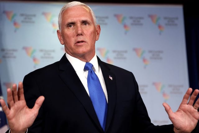El vicepresidente de Estados Unidos Mike Pence llamó por teléfono a quien será su sucesora. Foto de archivo: 14-04-2018. (AP Photo/Karel Navarro)