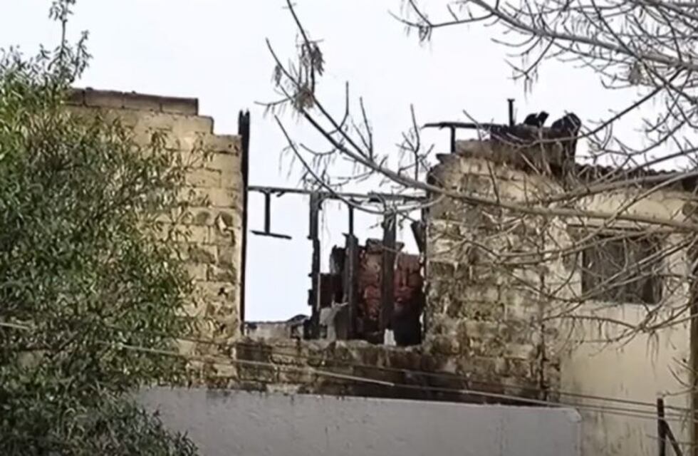 Joven de 20 años internada en grave estado tras el incendio de una vivienda