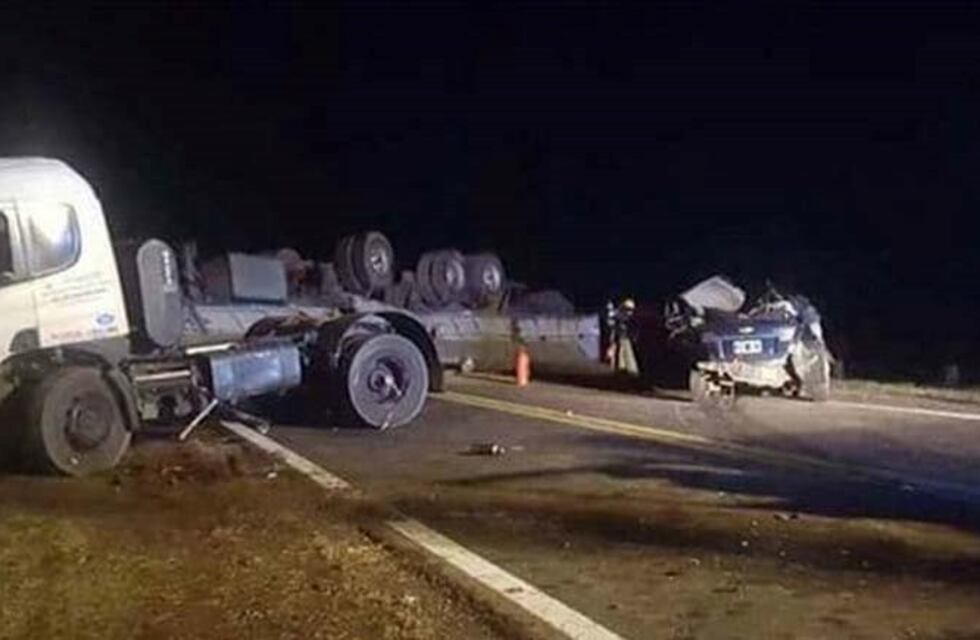 Accidente fatal: cuatro muertos tras impactar un auto y un camión en la Ruta 8 a la altura de Pergamino