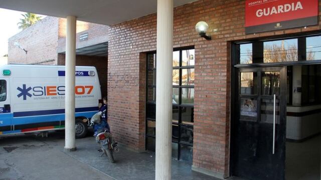 Familiares de la víctima la llevaron al Hospital Anselmo Gamen, pero falleció en el camino.