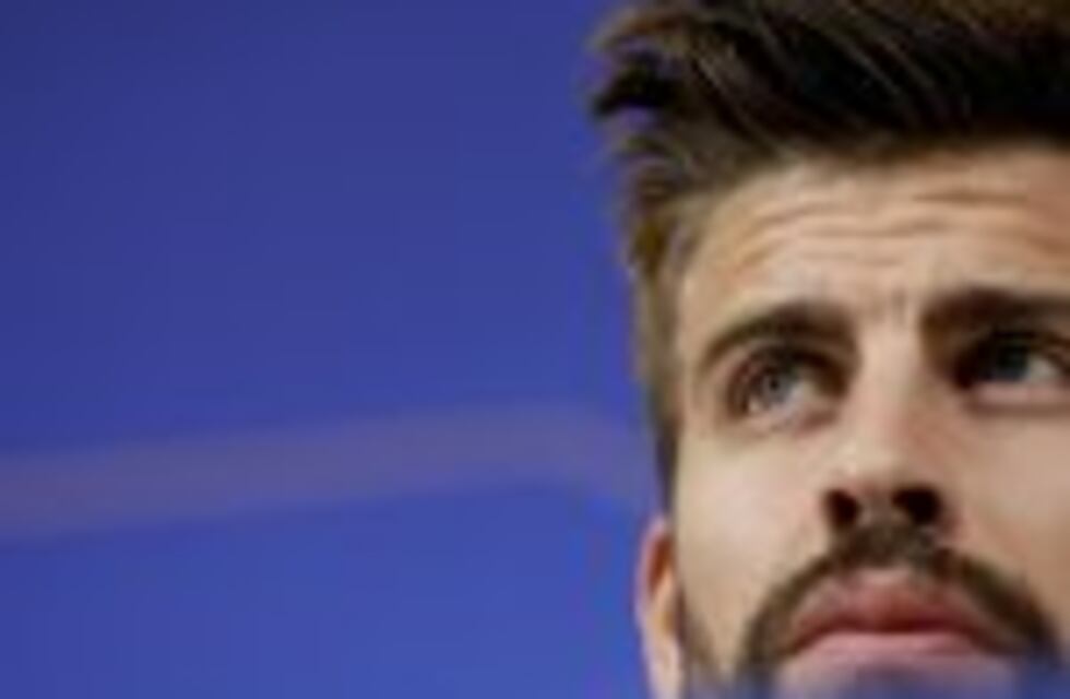 Piqué agredió a una reportera delante de Shakira y de su hijo