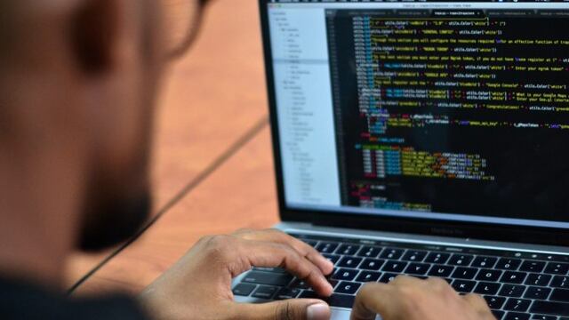 AME5625\u002E BOGOTÁ (COLOMBIA), 13/07/2019\u002E- José Pino, hacker colombiano experto en ciberseguridad, revisa algunos códigos en su computador portátil durante una entrevista con Efe el pasado martes 9 de julio de 2019, en Bogotá (Colombia)\u002E Jose Pino, el hacker colombiano que a sus 22 años ha encontrado decenas de vulnerabilidades en grandes firmas tecnológicas e incluso en la Universidad de Harvard, no duda un segundo al opinar sobre la privacidad en internet: sencillamente \