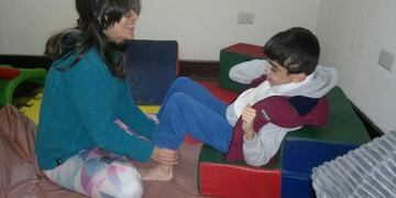 Con su kinesióloga, Lautaro hizo muchos progresos y dio el gran paso\u002E