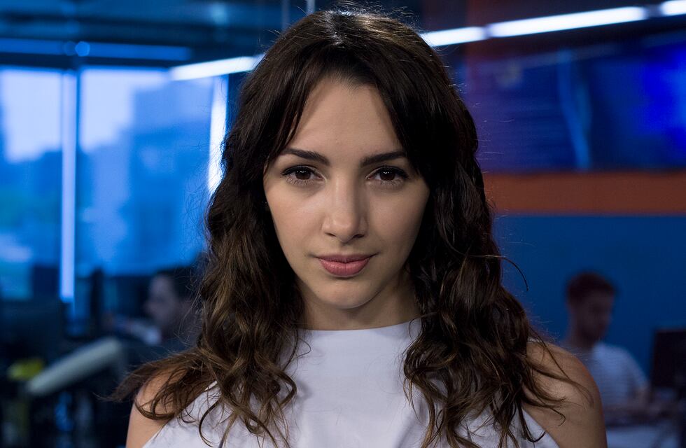 Thelma Fardín deslumbró en Instagram con un vestido rojo frente a la pileta