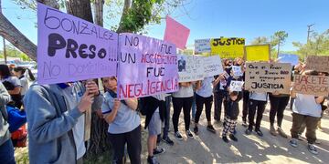 Familiares de las víctimas reclamaron por el trágico choque en las Altas Cumbres. (Carolina Militello)