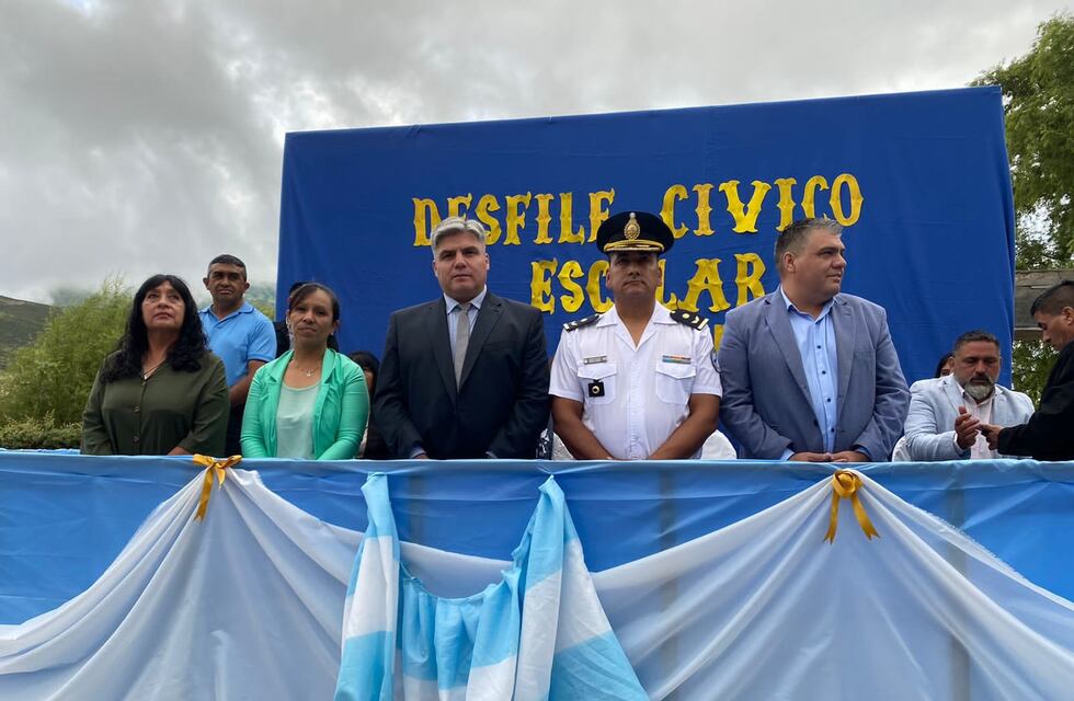 Desfile cívico e institucional en Las Estancias