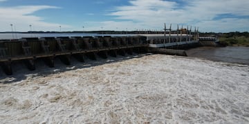Con una reducción paulatina de los caudales erogados de la represa, el nivel del río irá disminuyendo y tenderá a valores normales. Ésta última crecida ordinaria se originó en la cuenca alta del río Uruguay, por importantes lluvias registradas en la última quincena de junio.