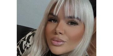 En ropa interior y de espaldas al espejo, More Rial posó en medio del escándalo con su padre.