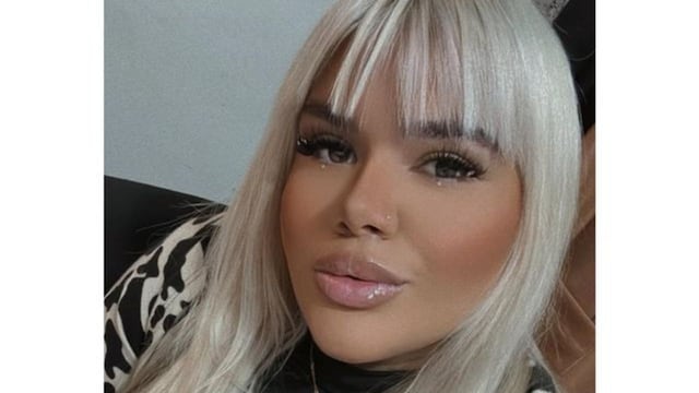 En ropa interior y de espaldas al espejo, More Rial posó en medio del escándalo con su padre.