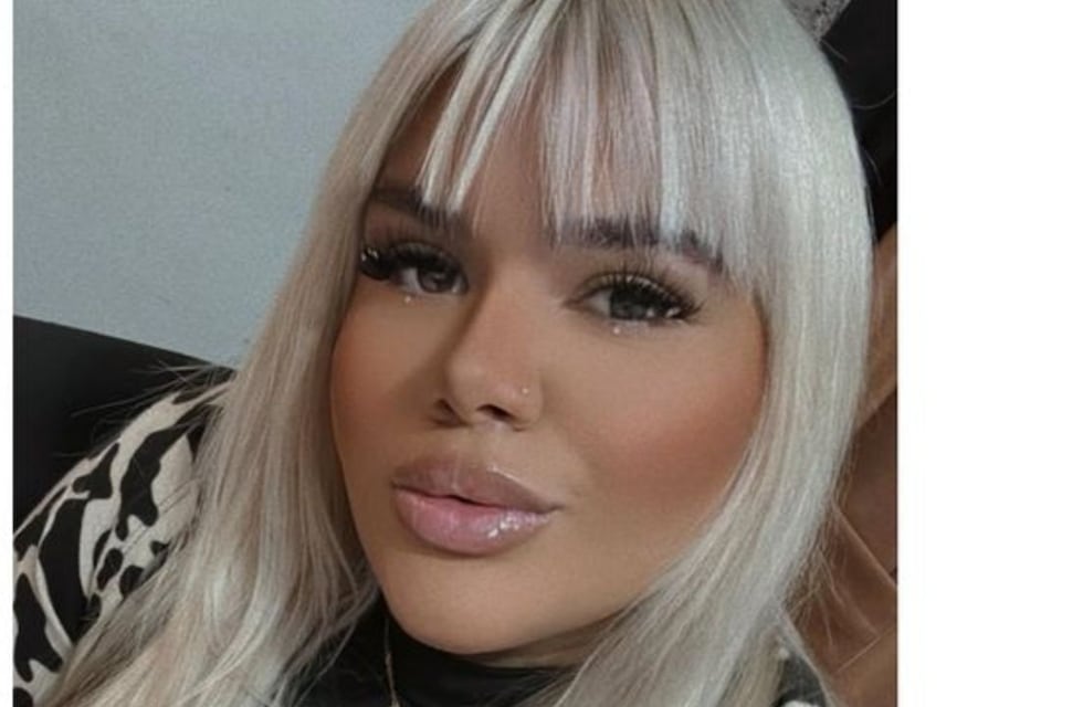 En ropa interior y de espaldas al espejo, More Rial posó en medio del escándalo con su padre