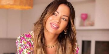 Karina Jelinek posó a blanco y negro con una microbikini y sobre una moto acuática.
