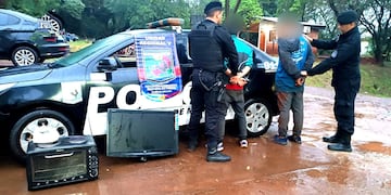 Detienen a dos individuos y recuperan objetos robados en Puerto Iguazú.