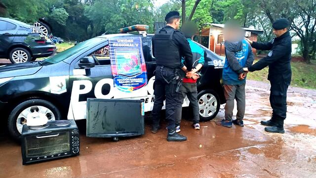 Detienen a dos individuos y recuperan objetos robados en Puerto Iguazú.