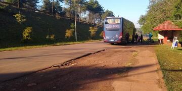 Los vecinos reclaman que se permita el ascenso y descenso de pasajeros.