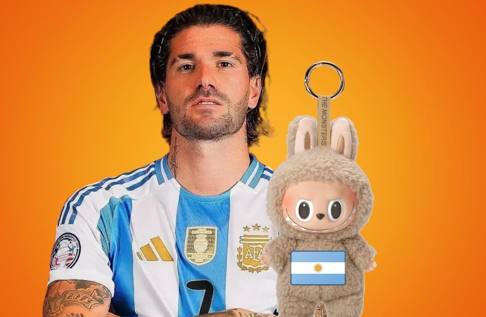 Rodrigo de Paul apareció con un Labubu con la camiseta de la Selección Argentina: cuánto cuesta