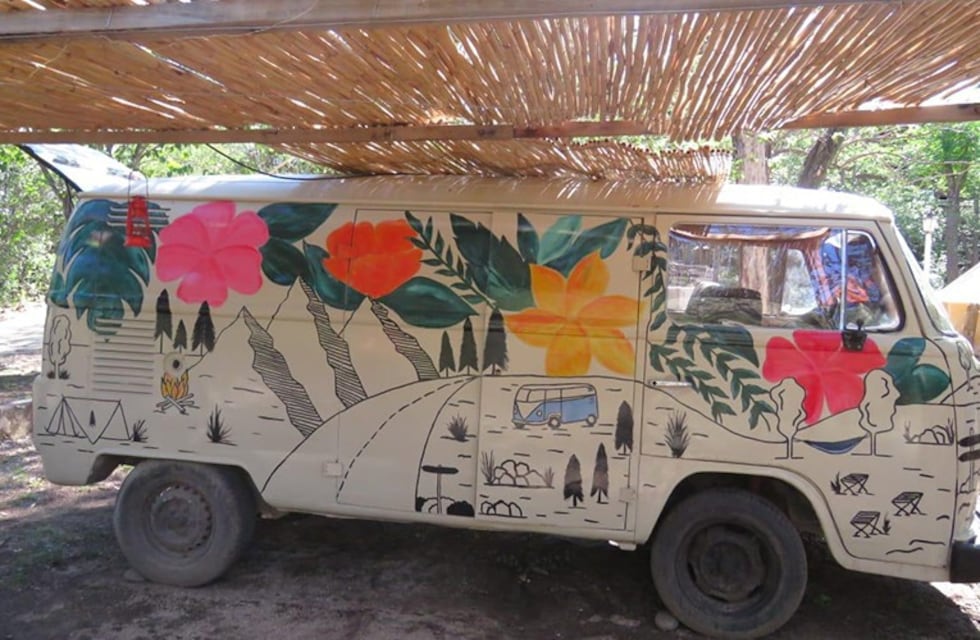 Una combi restaurada, a la vera del río: el particular alojamiento que ofrece un camping de Córdoba