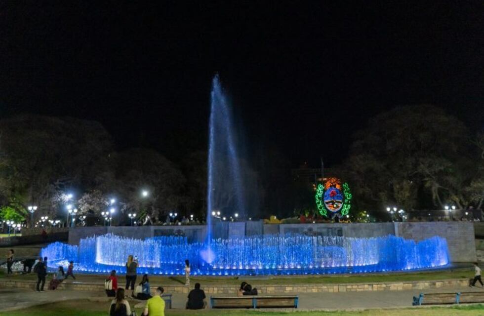 Mendoza se iluminó con los colores de la Bandera de Israel y el Gobernador Suárez repudió la atroz guerra