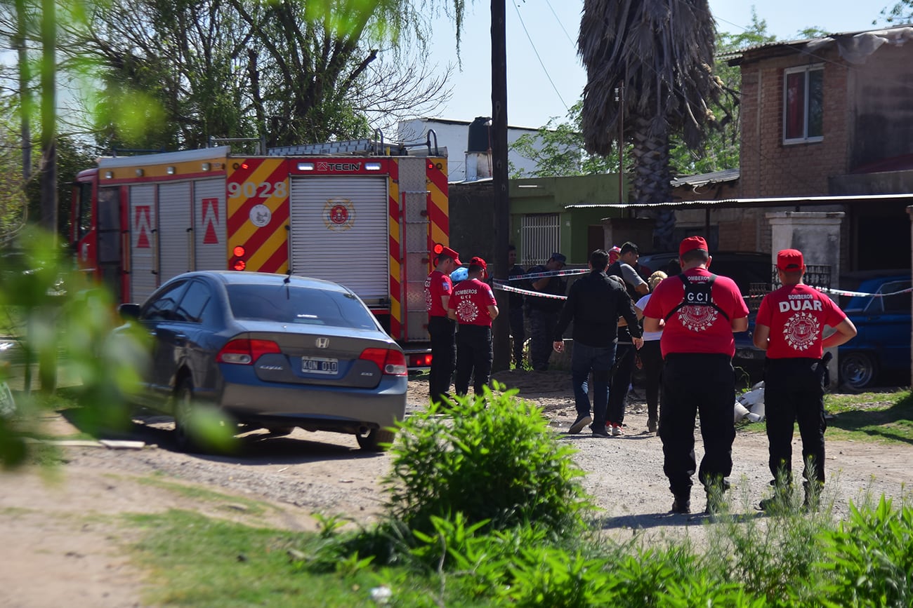 Incendio fatal en Calle 23 y Av. Ildefonso Muñecas, barrio Coronel Olmedo, de la ciudad de Córdoba. (Pedro Castillo / La Voz)