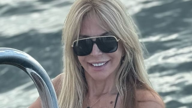 Escote y mucha piel: Graciela Alfano posó con una microbikini en color roja explosiva