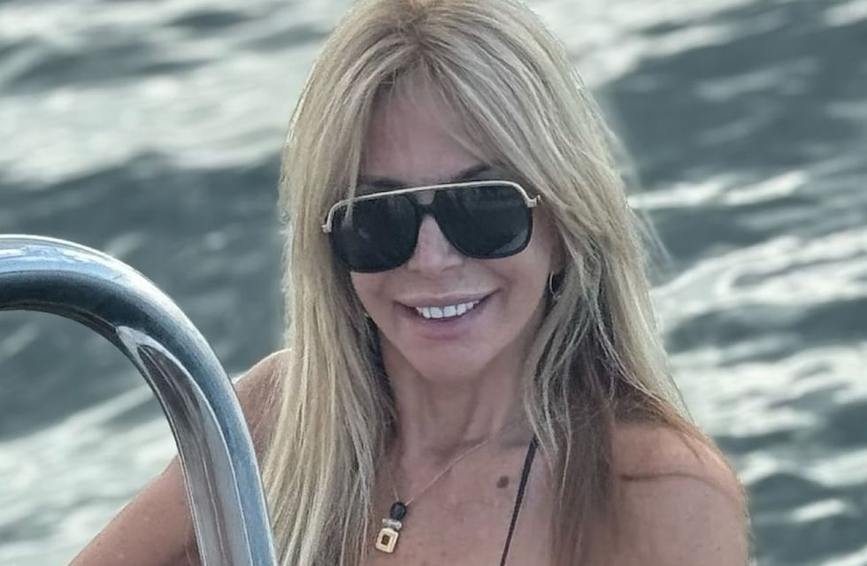 Escote y mucha piel: Graciela Alfano posó con una microbikini en color rojo explosiva