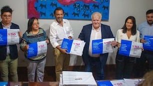 Gustavo Vera, director del Comité Ejecutivo de Lucha contra la Trata y Explotación de Personas y para la Asistencia a las Víctimas, entregó en Jujuy cartelería para la difusión de la Línea 145.