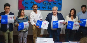 Gustavo Vera, director del Comité Ejecutivo de Lucha contra la Trata y Explotación de Personas y para la Asistencia a las Víctimas, entregó en Jujuy cartelería para la difusión de la Línea 145.
