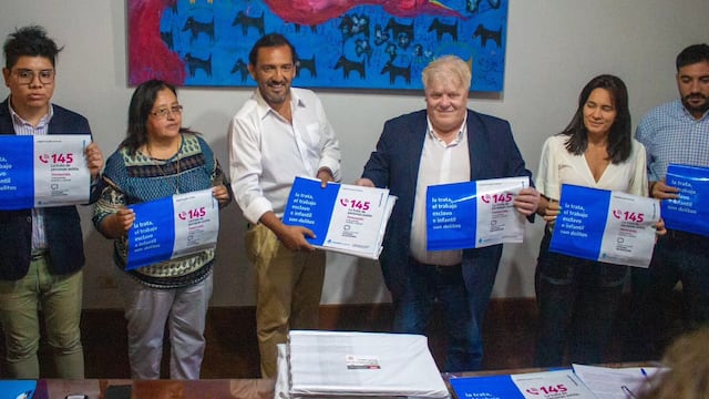 Gustavo Vera, director del Comité Ejecutivo de Lucha contra la Trata y Explotación de Personas y para la Asistencia a las Víctimas, entregó en Jujuy cartelería para la difusión de la Línea 145.