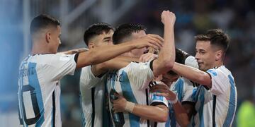 Jugadores de Argentina celebran el gol de Luka Romero. EFE/ Juan Ignacio Roncoroni