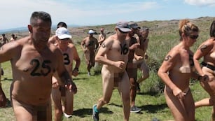 La maratón nudista. (Clarín)