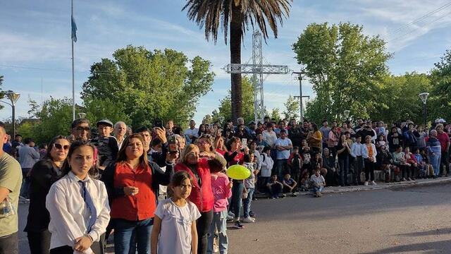 La gente salió a la calle para celebrar el aniversario 110 de Villa Atuel.