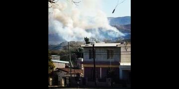 El fuego sorprendió en La Calera y se acercó peligrosamente a las viviendas.