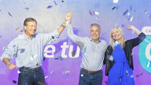 Rodolfo Suárez junto a Alfredo Cornejo y Hebe Casado en el búnker radical.